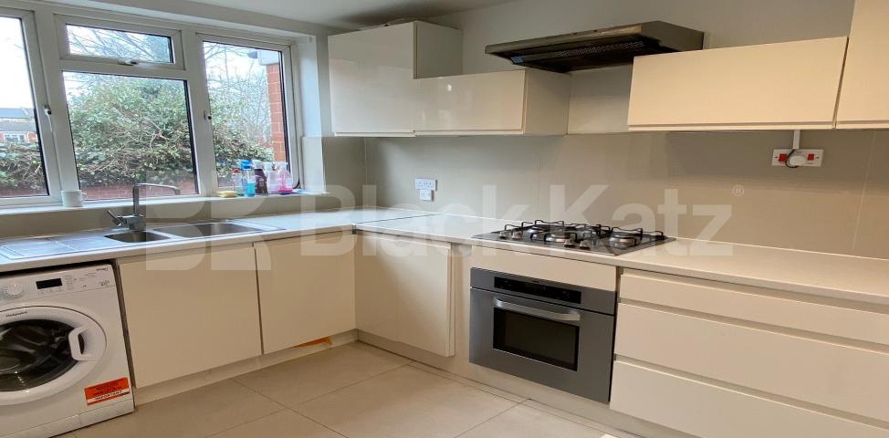 			LET , 3 Bedroom, 1 bath, 1 reception House			 Ainslie Walk, Balham
